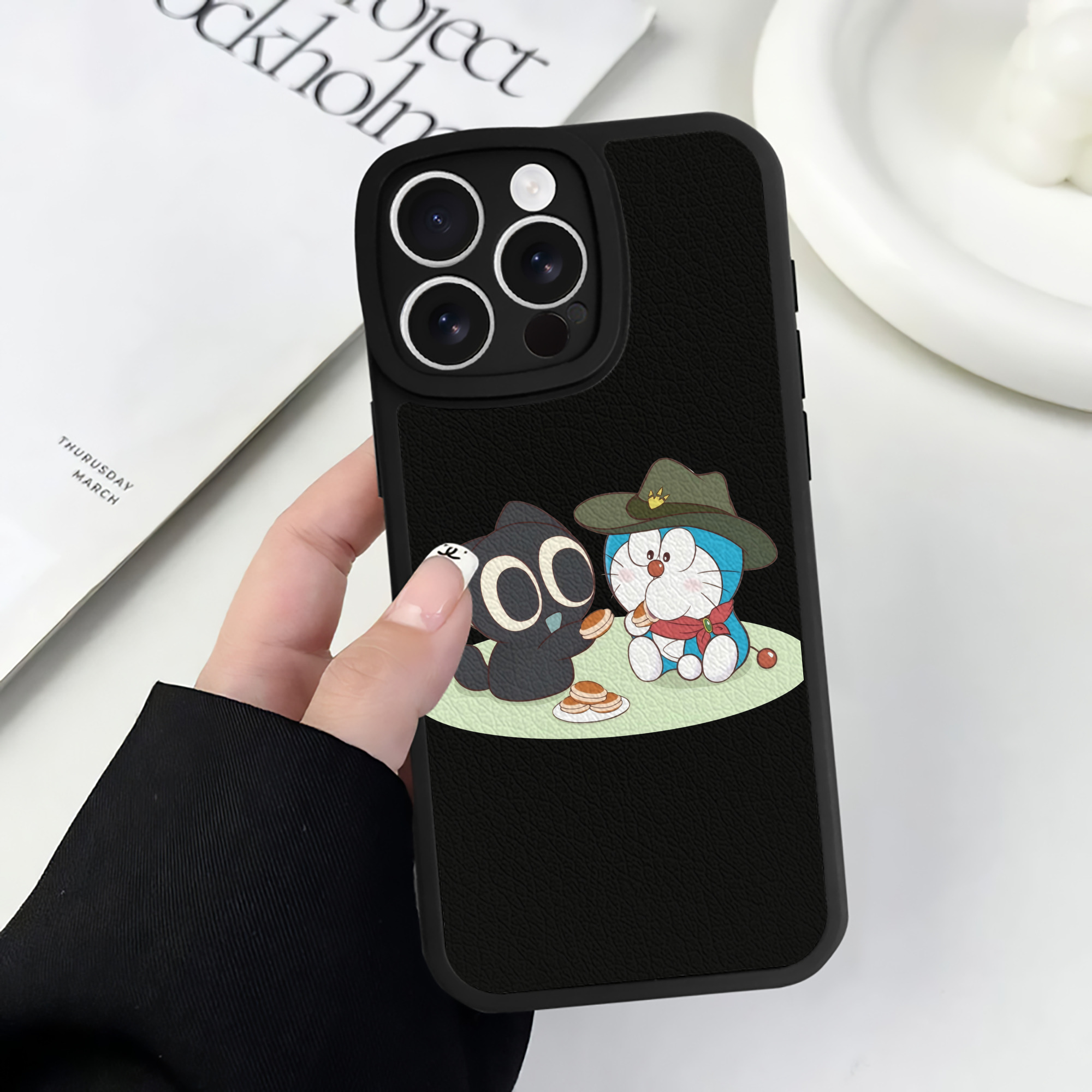 （画像用） ドラえもん Doraemon 【iPhone 16シリーズ対応】シリコンスマホケース（レザー調） 材質：シリコン